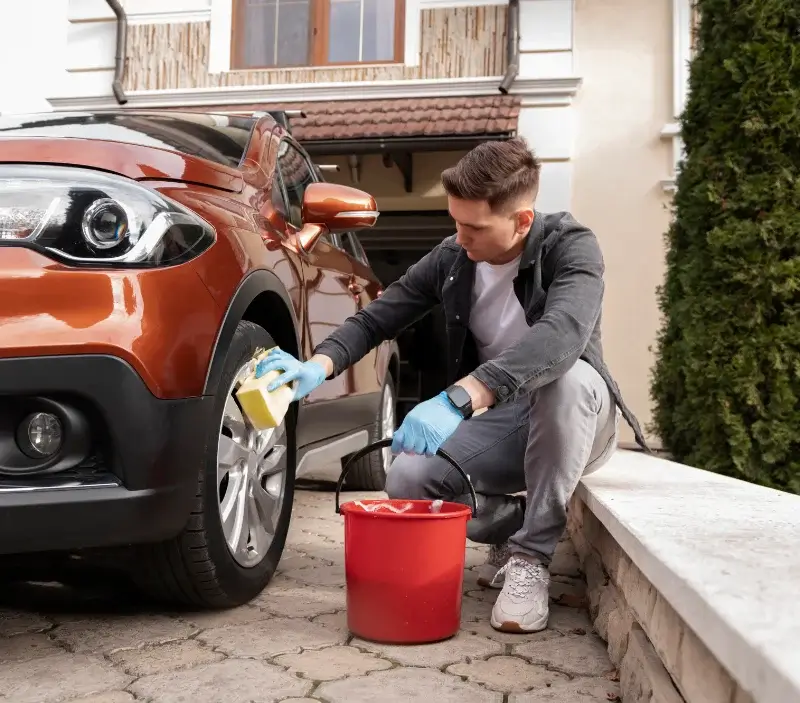 Lavage auto à domicile Neuvilly-en-Argonne : professionnel intervenant sur un véhicule